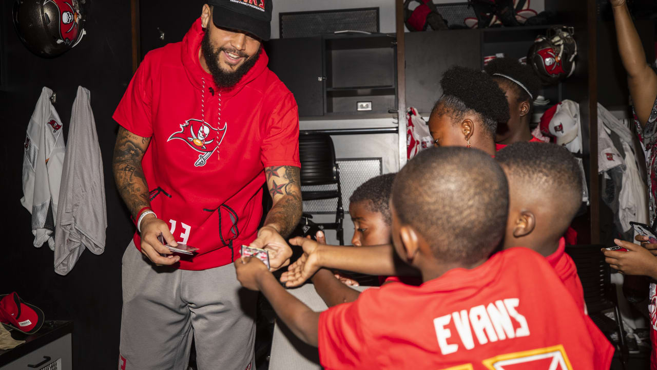 Mike Evans continues to be hometown hero to Galveston - Bucs Nation