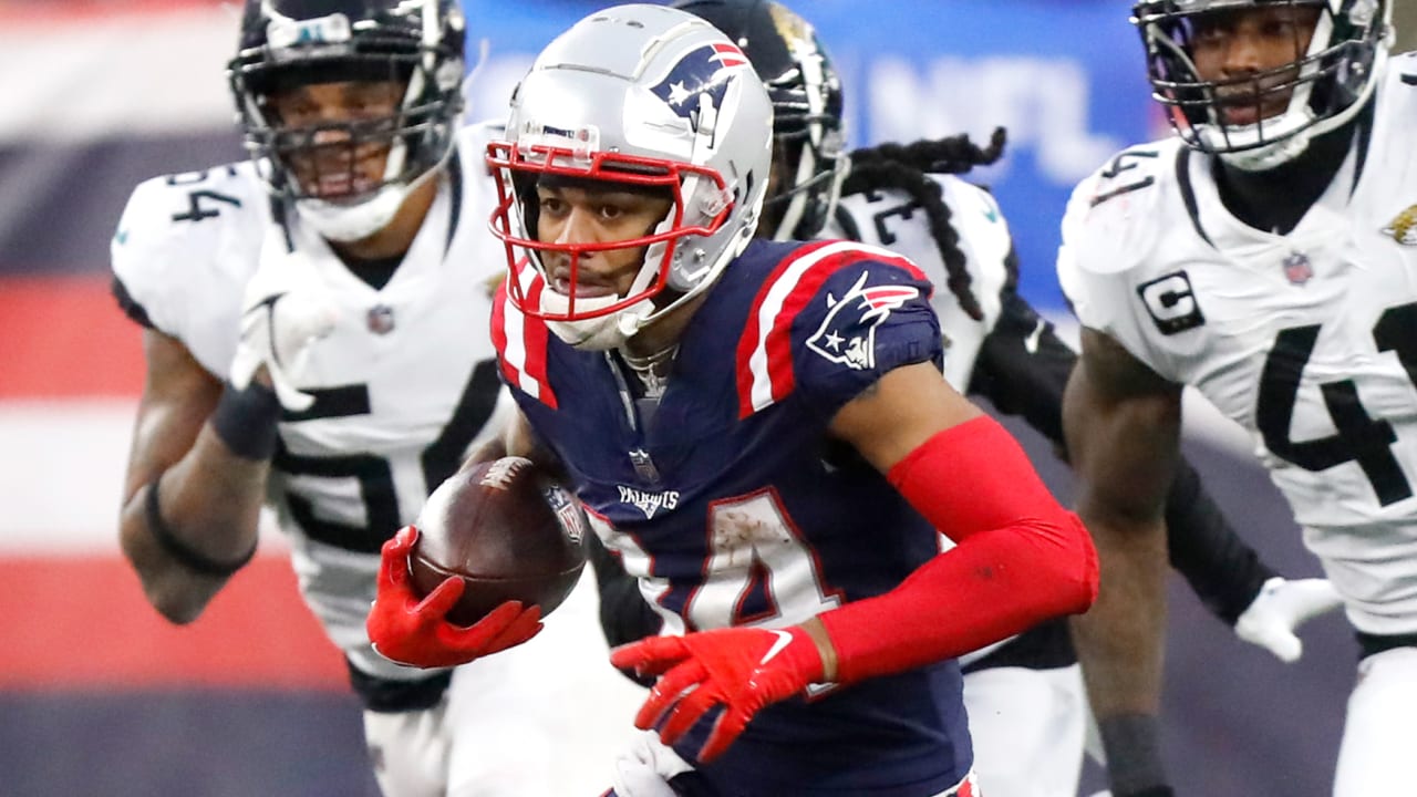 Houston, Texas, USA. 10th Oct, 2021. New England Patriots wide receiver  KENDRICK BOURNE (84) is brought down by his jersey after a catch during an  NFL game between Houston and New England. The Patriots won 25-22. (Credit  Image: © Scott