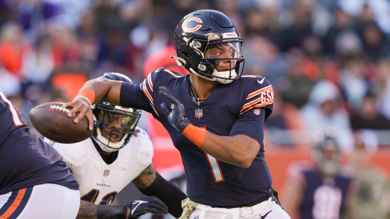 Justin Fields exits Bears' loss to Ravens early with ribs injury, image size:1280x720