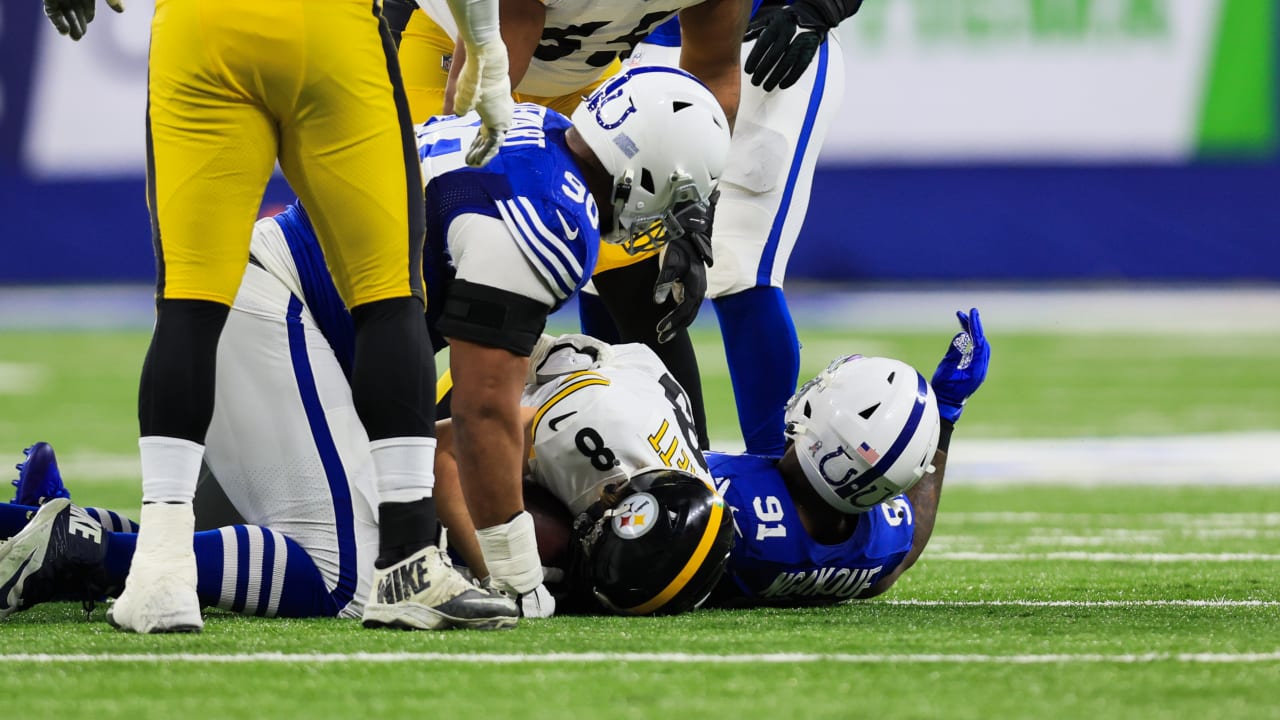 Raiders defensive end Yannick Ngakoue (91) runs around an obstacle