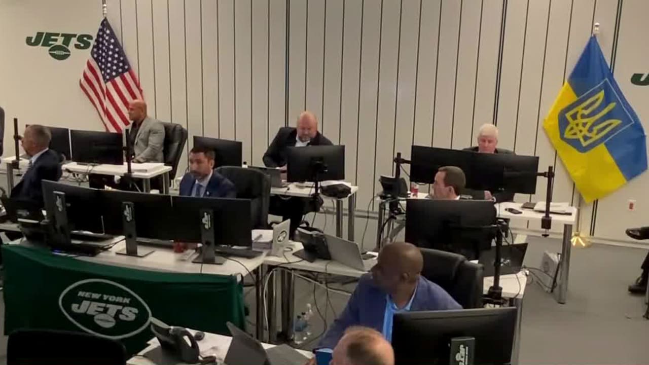 New York Jets draft room celebrates their No. 4 pick