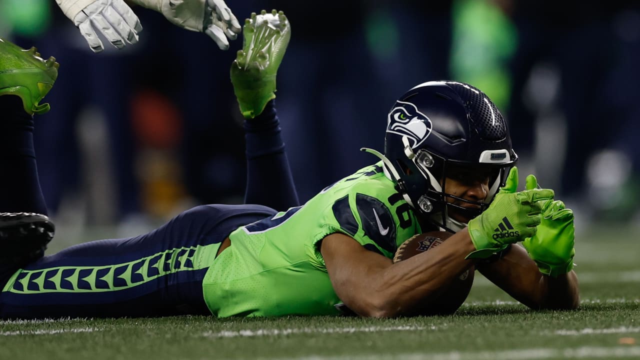 Seattle Seahawks quarterback Geno Smith lofts 23-yard pass to wide receiver Tyler  Lockett