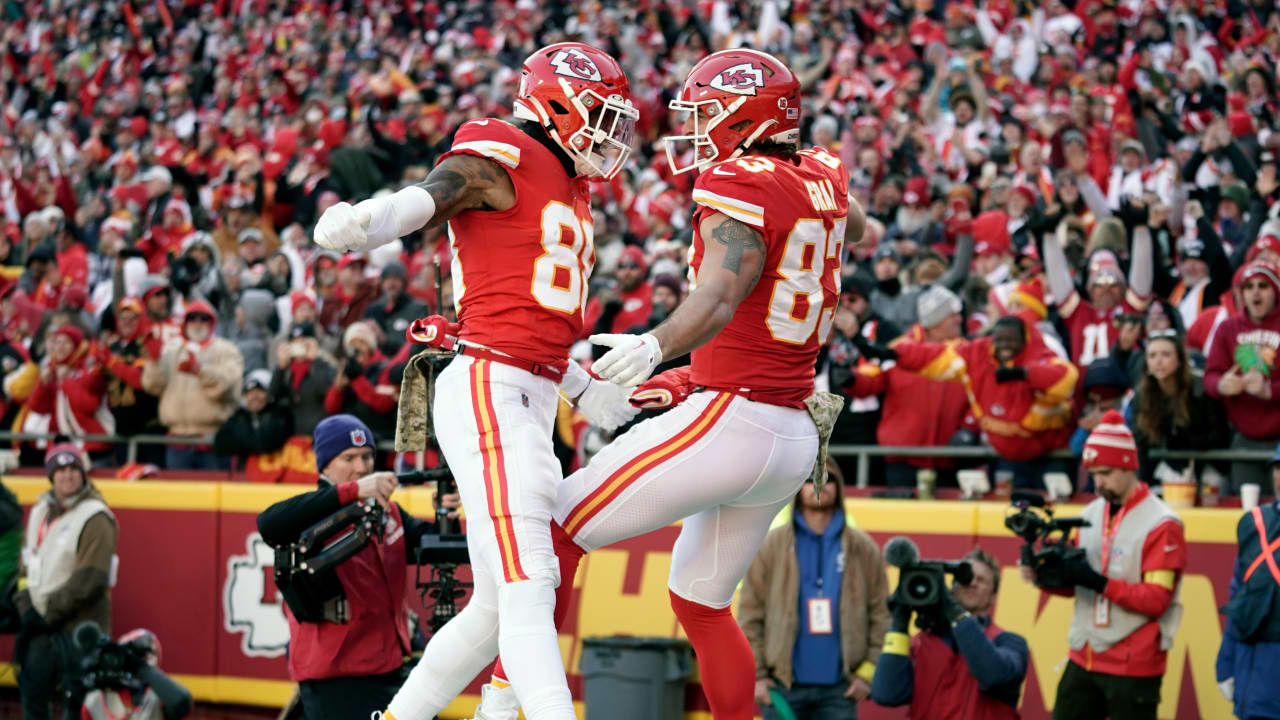 Kansas City Chiefs tight end Noah Gray catches a ball during NFL