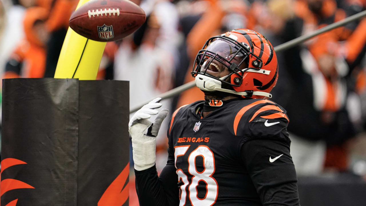 CINCINNATI, OH - DECEMBER 11: Cincinnati Bengals defensive end Trey  Hendrickson (91) walks off the field after the game against the Cleveland  Browns and the Cincinnati Bengals on December 11, 2022, at