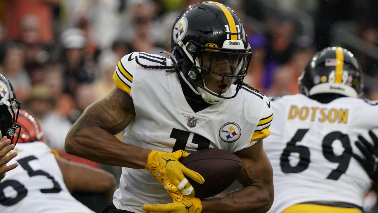 Pittsburgh Steelers wide receiver Chase Claypool (11) during an NFL  football practice, Saturday, July 31, 2021, in Pittsburgh. (AP Photo/Keith  Srakocic Stock Photo - Alamy