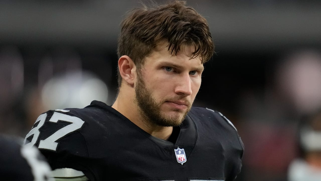 Raiders' TE steps away from football after cancer diagnosis