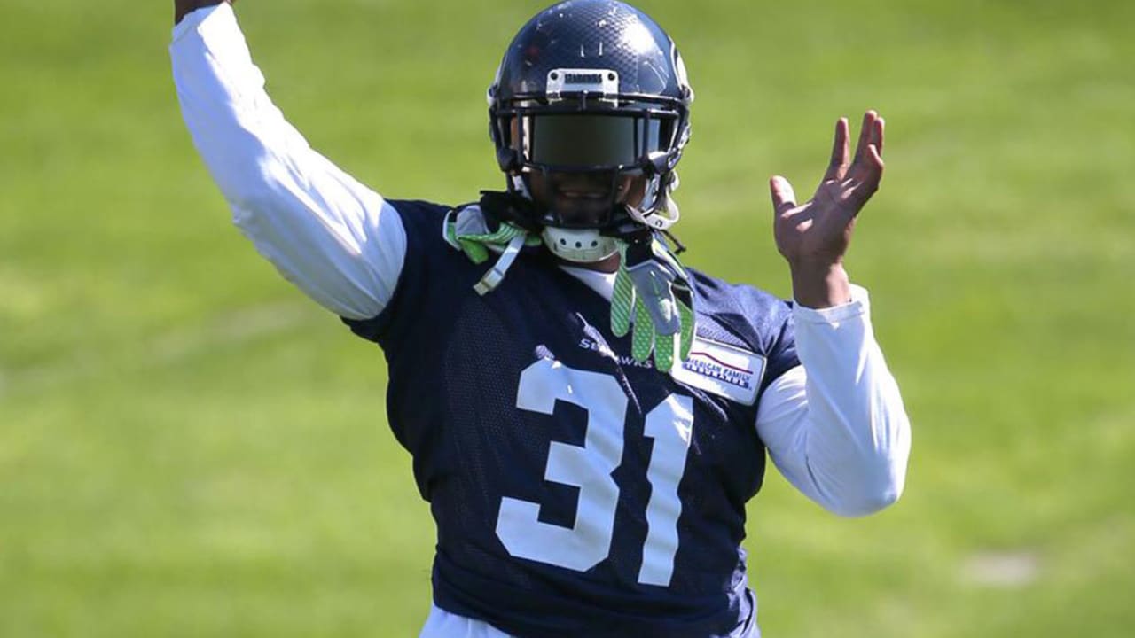 Marshawn Lynch dons Kam Chancellor's jersey at practice