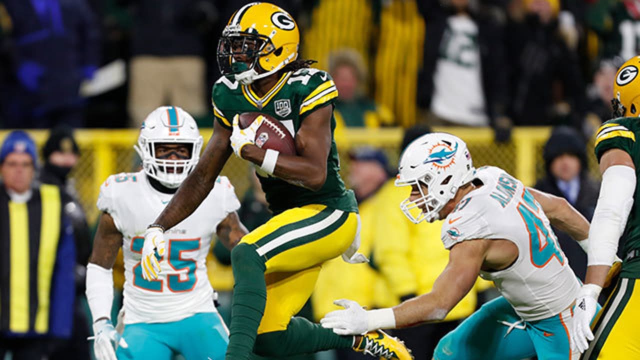 Davante Adams sneaks between two defenders for TD