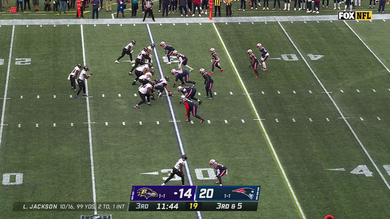 Baltimore Ravens quarterback Lamar Jackson connects with wide receiver  Devin Duvernay in stride for 21-yard connection