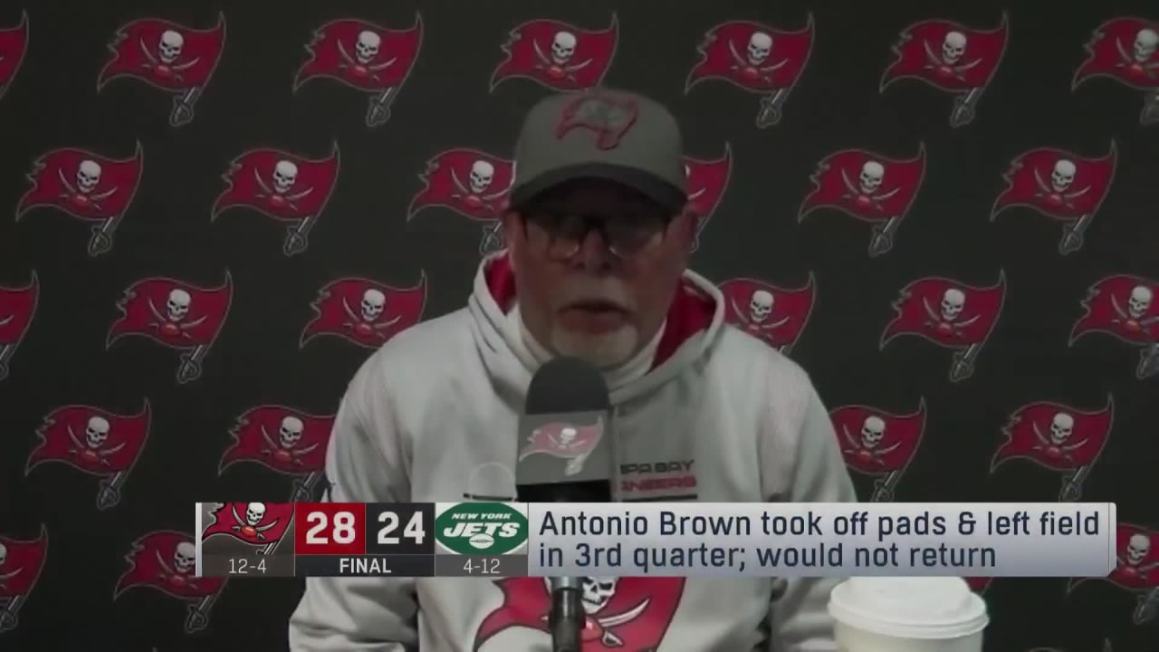 Tampa Bay Buccaneers head coach Bruce Arians, quarterback Tom Brady react  to wide receiver Antonio Brown leaving field mid-game vs. New York Jets