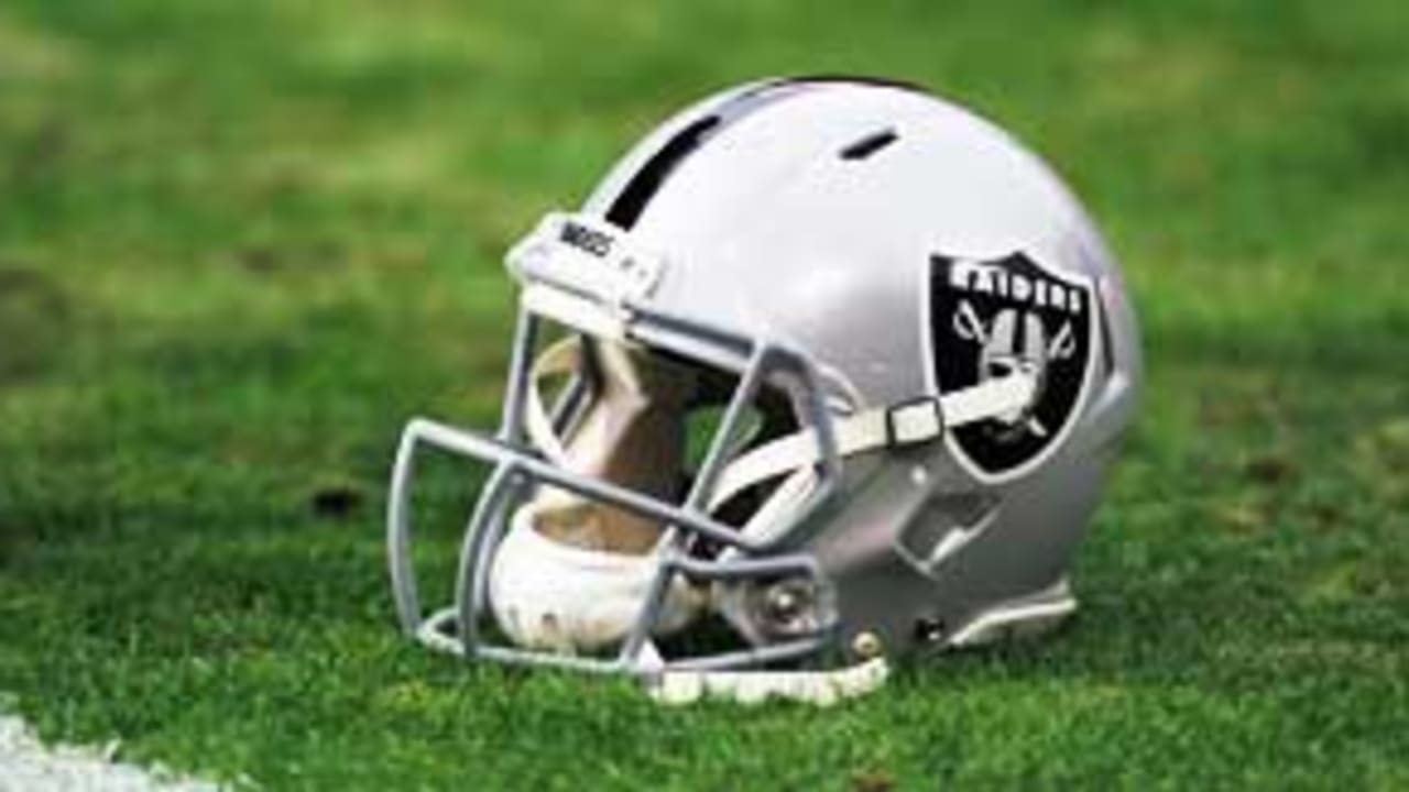 Oakland-Raiders-Helmet-Evo-150420