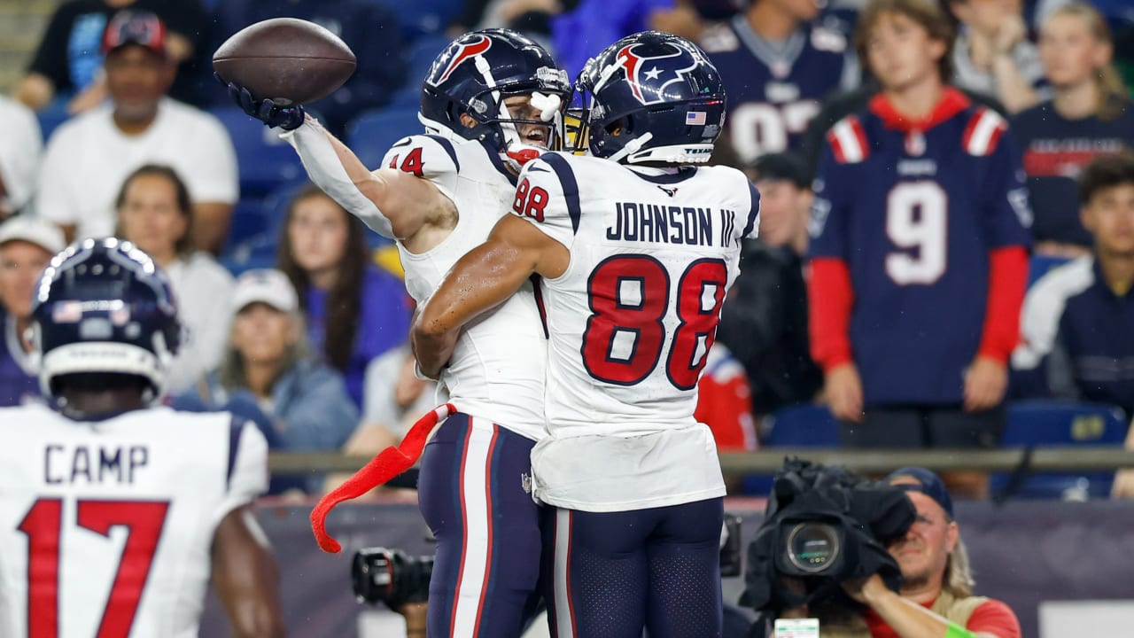 Houston Texans quarterback Case Keenum rolls to his left for TD dart