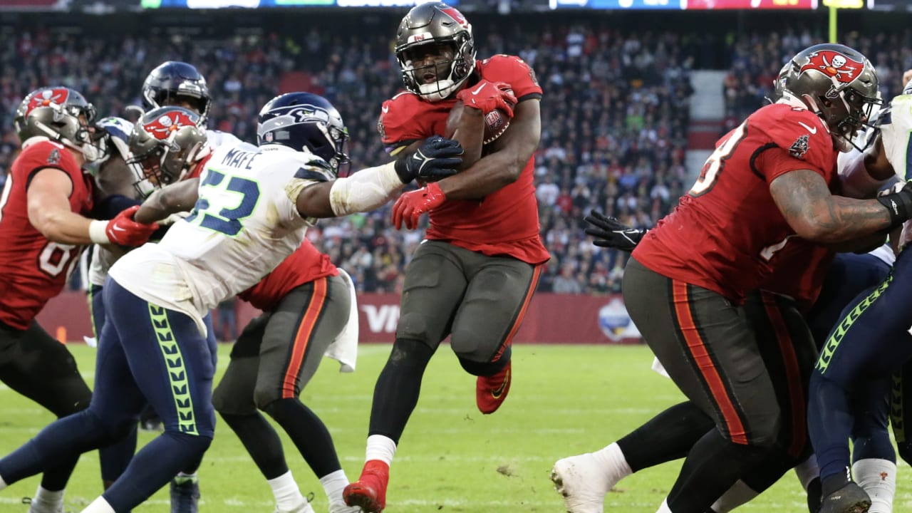 November 28, 2021: Tampa Bay Buccaneers running back Leonard Fournette (7)  runs with the ball for yardage during NFL football game action between the Tampa  Bay Buccaneers and the Indianapolis Colts at