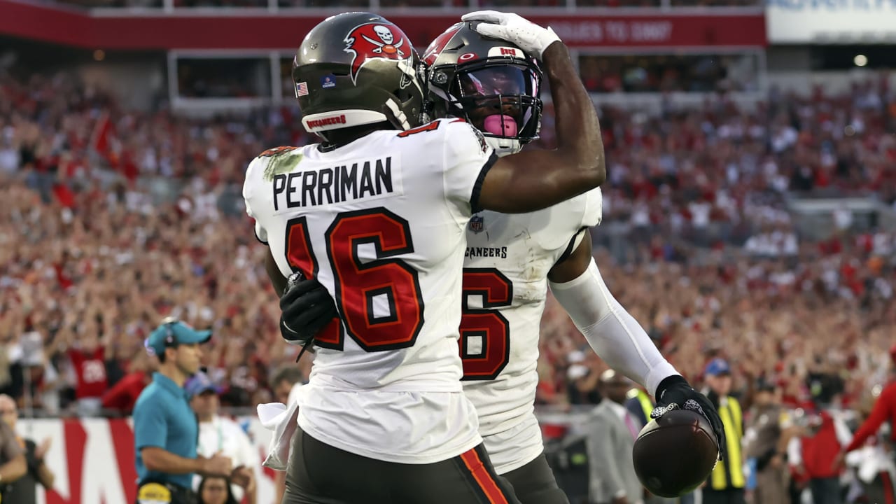 TAMPA, FL - JANUARY 9: Tampa Bay Buccaneers Wide Receiver Breshad Perriman  (16) makes a toe tapping