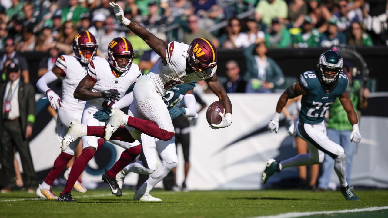 Brian Robinson Jr. flaps his wings after 15-yard TD run in fourth quarter