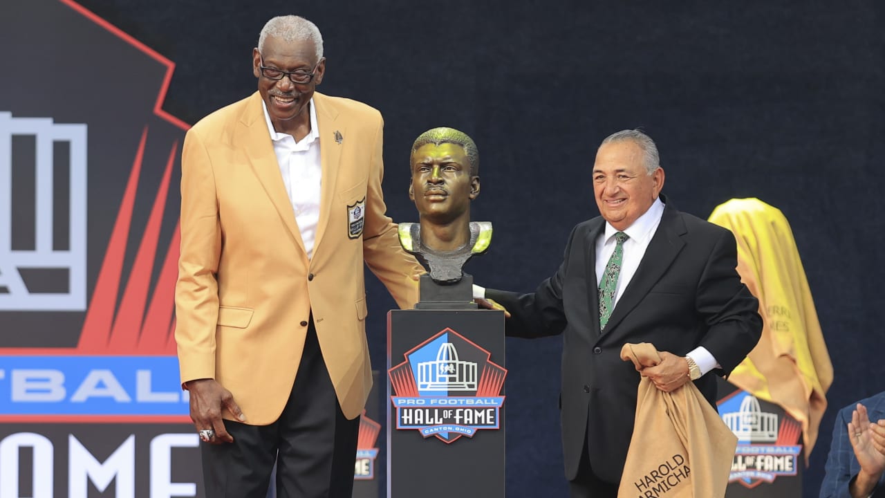 Agent of 50 years Jim Solano presents wide receiver Harold Carmichael |  2020 Hall of Fame Class