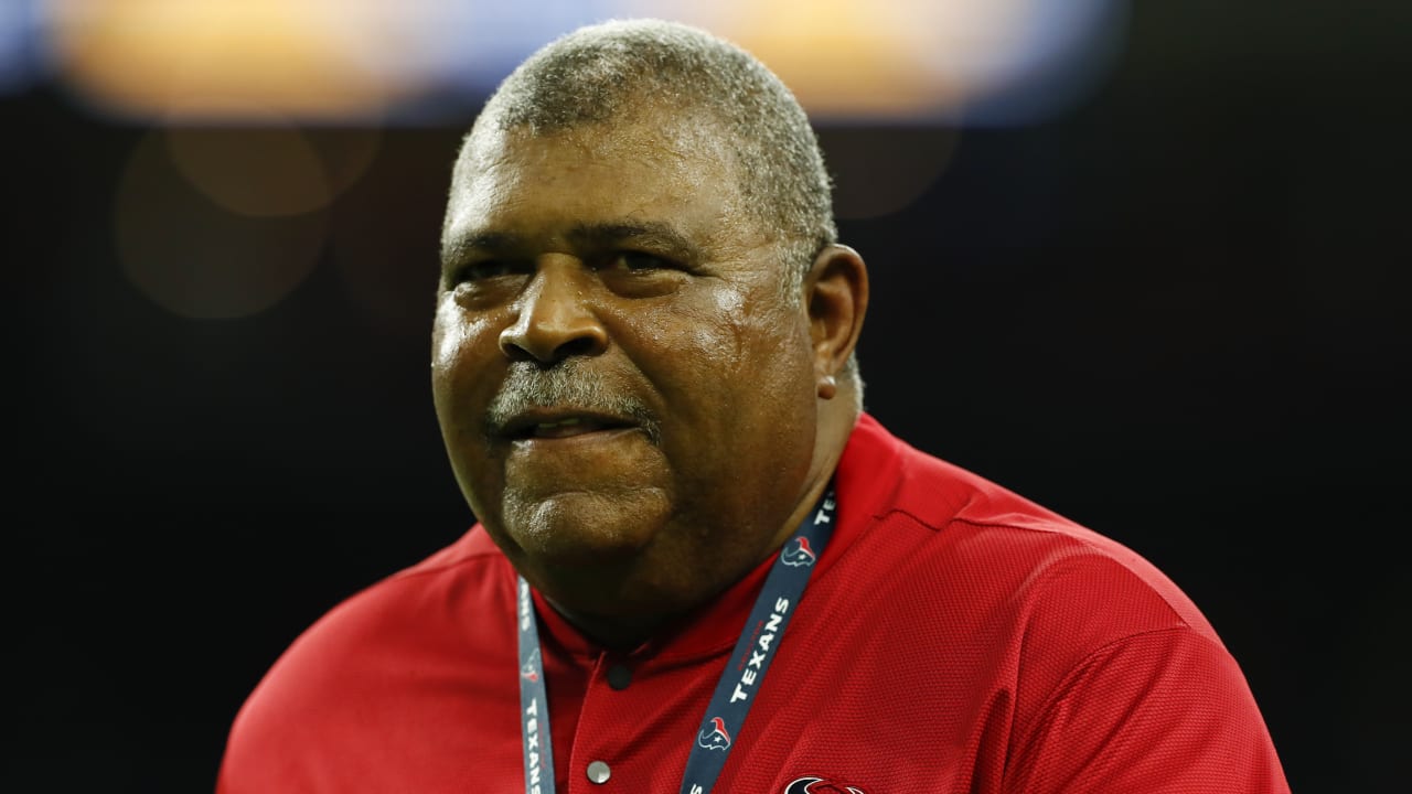 Texans' Romeo Crennel announces his retirement after 50 years of coaching