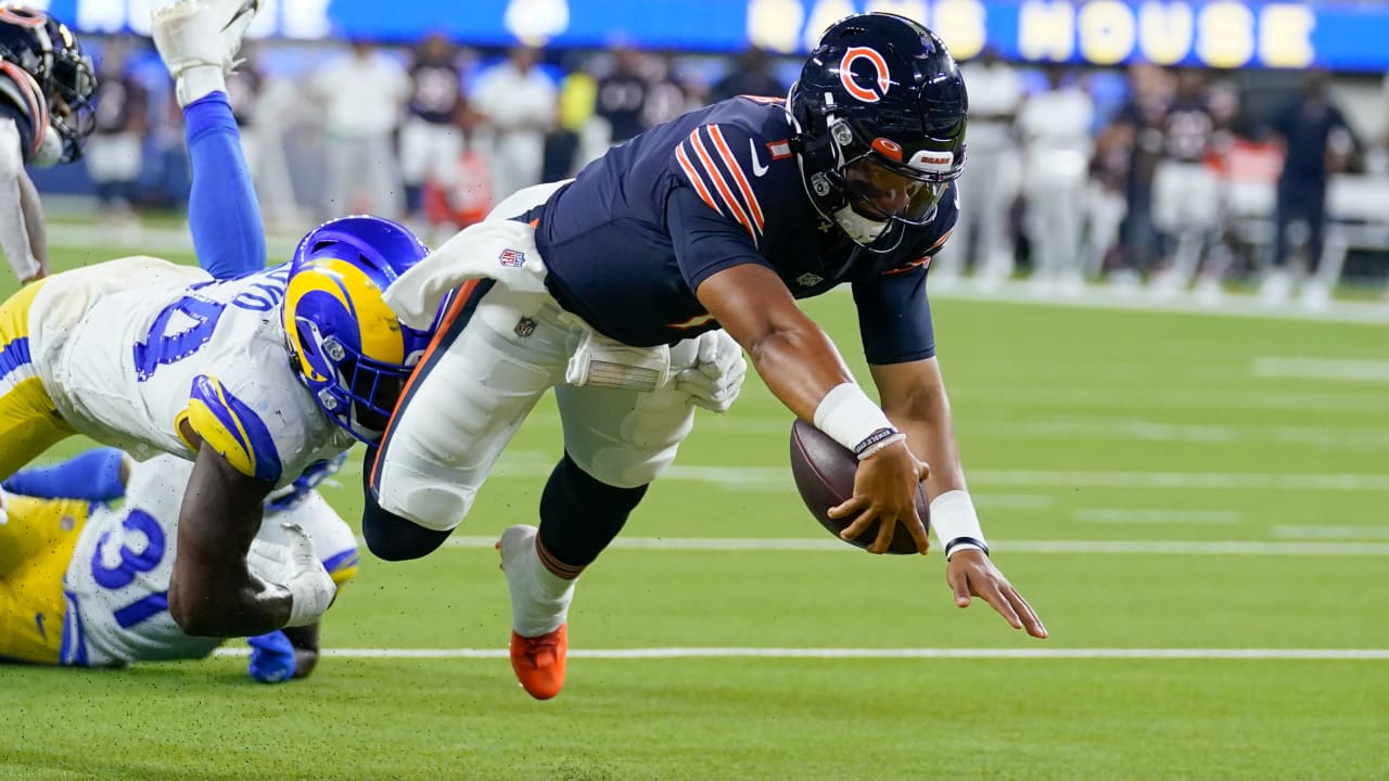 Justin Fields throws first TD pass, Bears' defense dominates Raiders 20-9