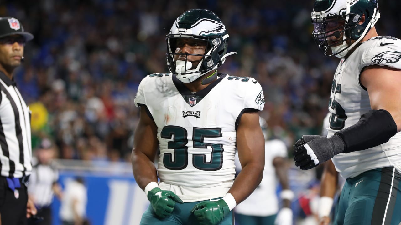 REPORT: Eagles re-sign former Zachary RB Boston Scott