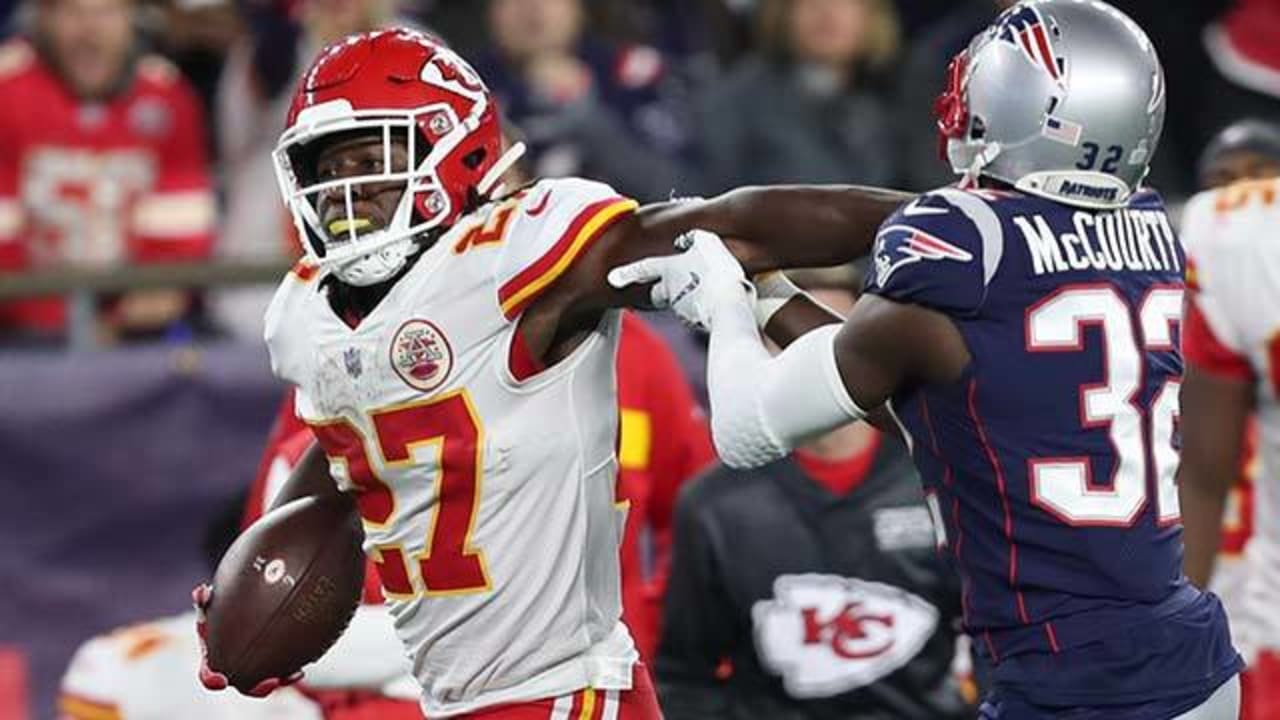 Kareem Hunt stiff arms his way past Pats for 22 yards