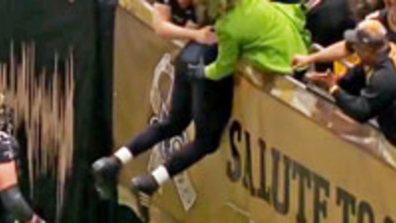 NFL-Jimmy-Graham-Butt-Grab-SL-141115
