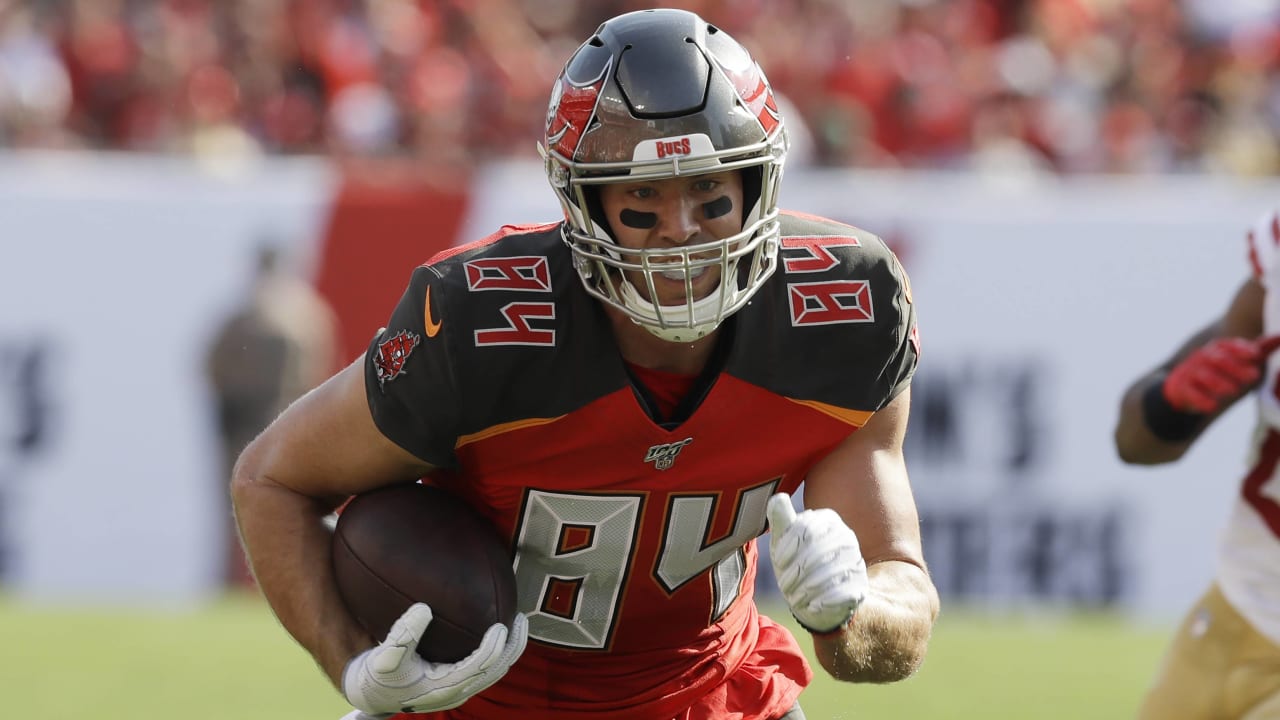 Bucs' Cameron Brate recovered from the coronavirus, promotes