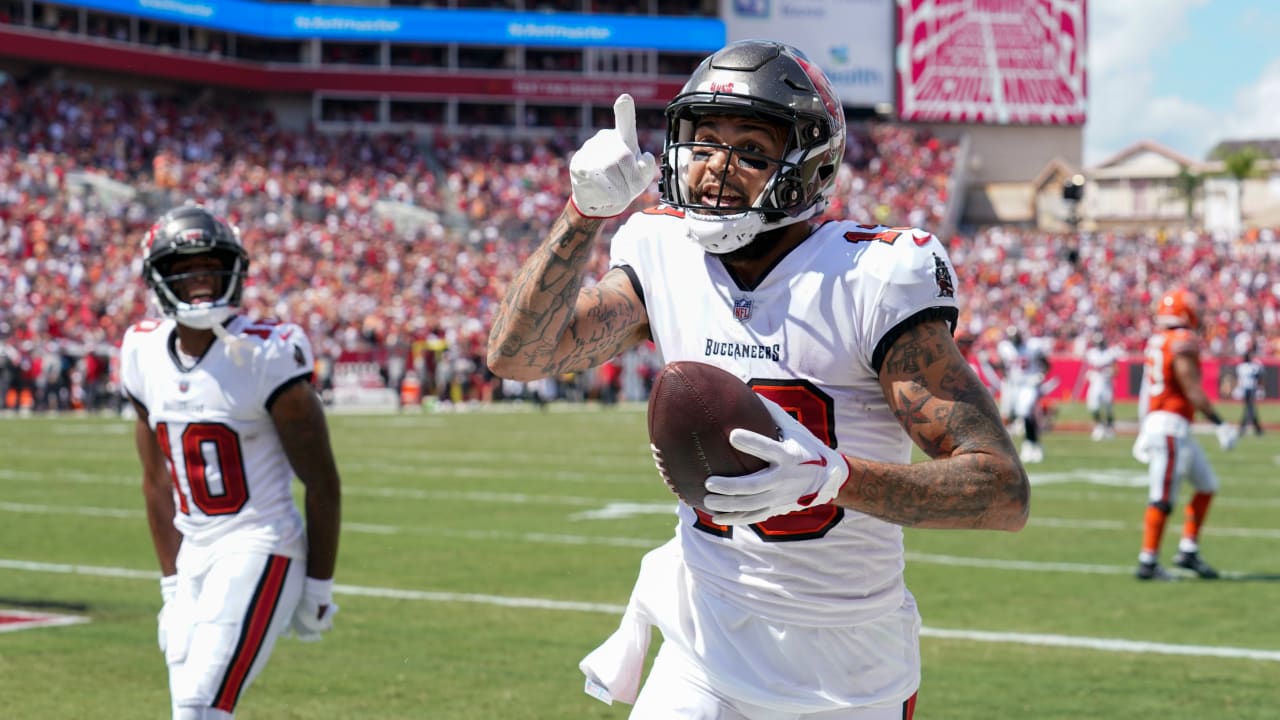 Mike Evans Makes INCREDIBLE One Hand Catch!