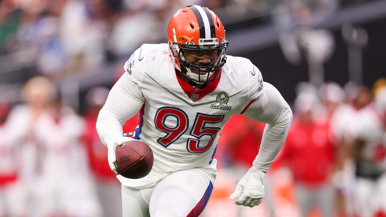 Cleveland Browns defensive end Myles Garrett gets 25-yard pick-six with