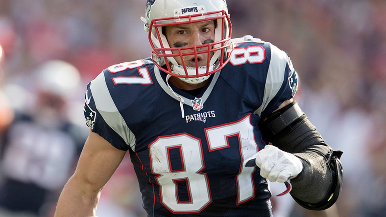 Rob-Gronkowski-161123-sl.jpg