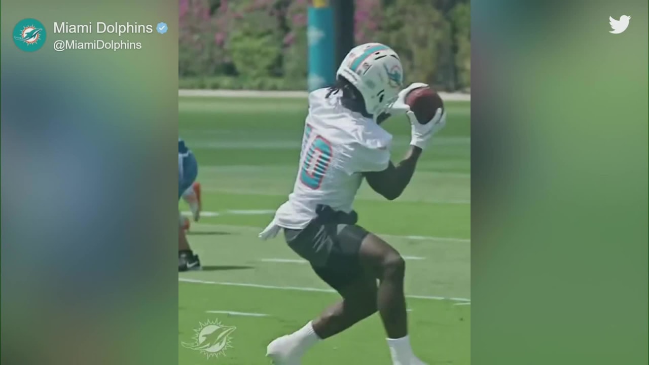 First Look: Newly acquired Miami Dolphins wide receiver Tyreek Hill catches  a pass from Dolphins quarterback Tua Tagovailoa at voluntary workouts