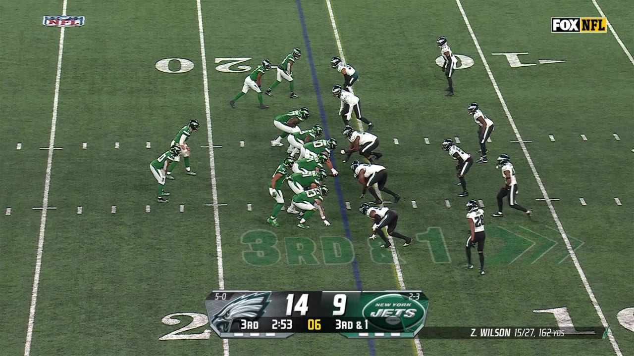 New York Jets running back Breece Hall puts Eagles defender on a spin