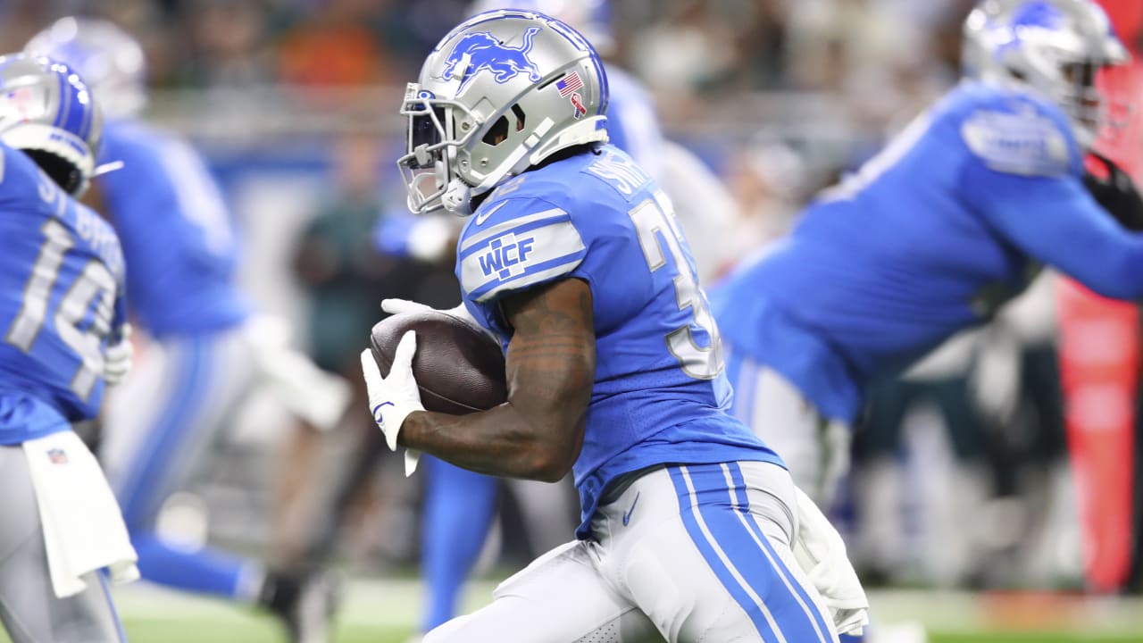 DETROIT, MI - NOVEMBER 15: Detroit Lions running back D'Andre Swift (32)  runs with the ball during the first half of a regular season game between  the Washington Football Team and the