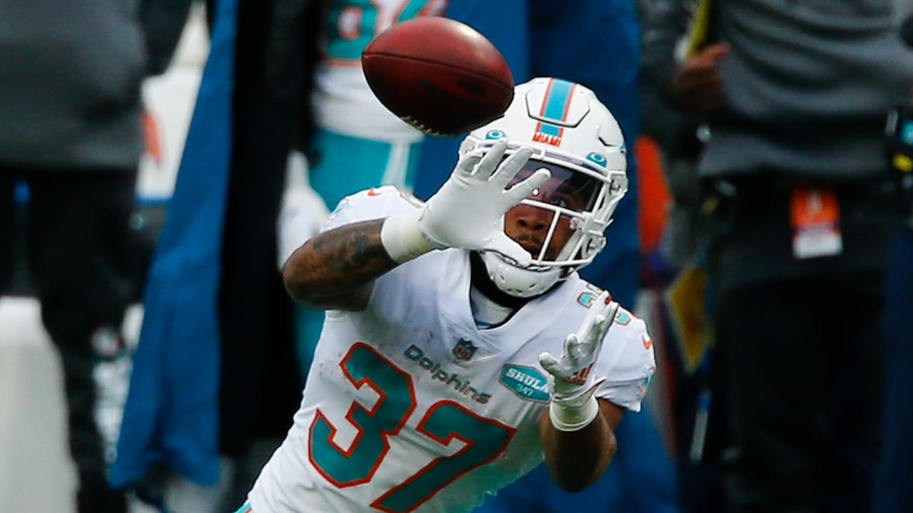 Miami Dolphins running back Lynn Bowden (15) runs after a catch against the  New England Patriot …