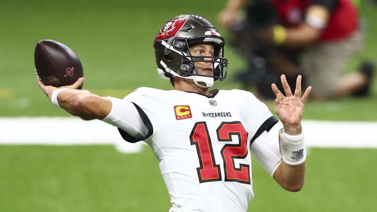 NFL: Brady gathers Buccaneers receivers for first throwing session