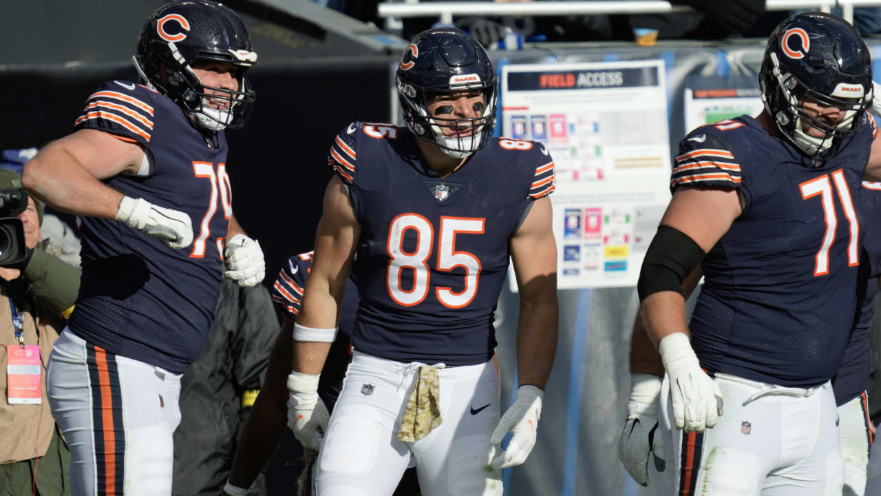 Chicago Bears tight end Cole Kmet (85) scores on an 11-yard