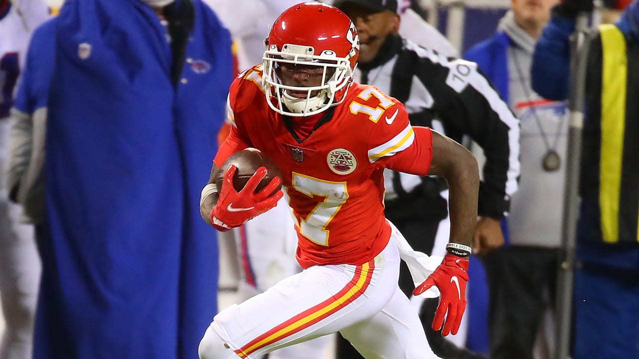 Chiefs' Clark describes why he left Raiders game with illness