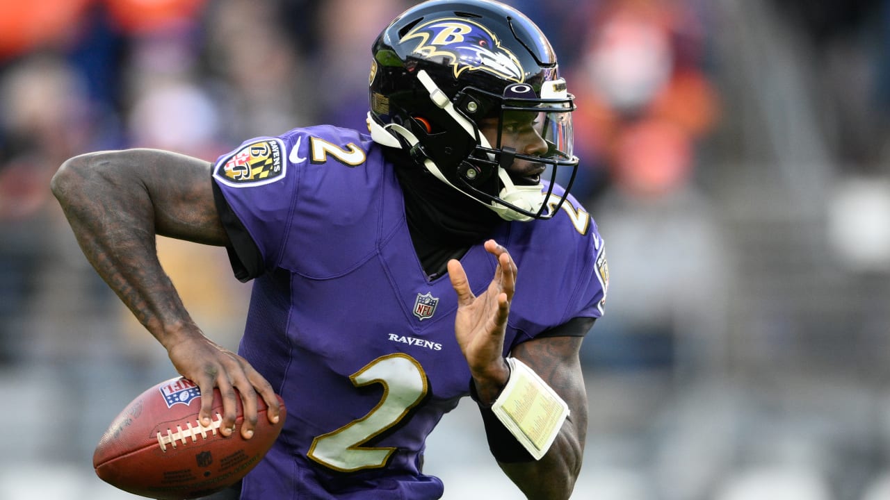 Can't-Miss Play: Baltimore Ravens quarterback Lamar Jackson escapes THREE  would-be tacklers on 14-yard scramble