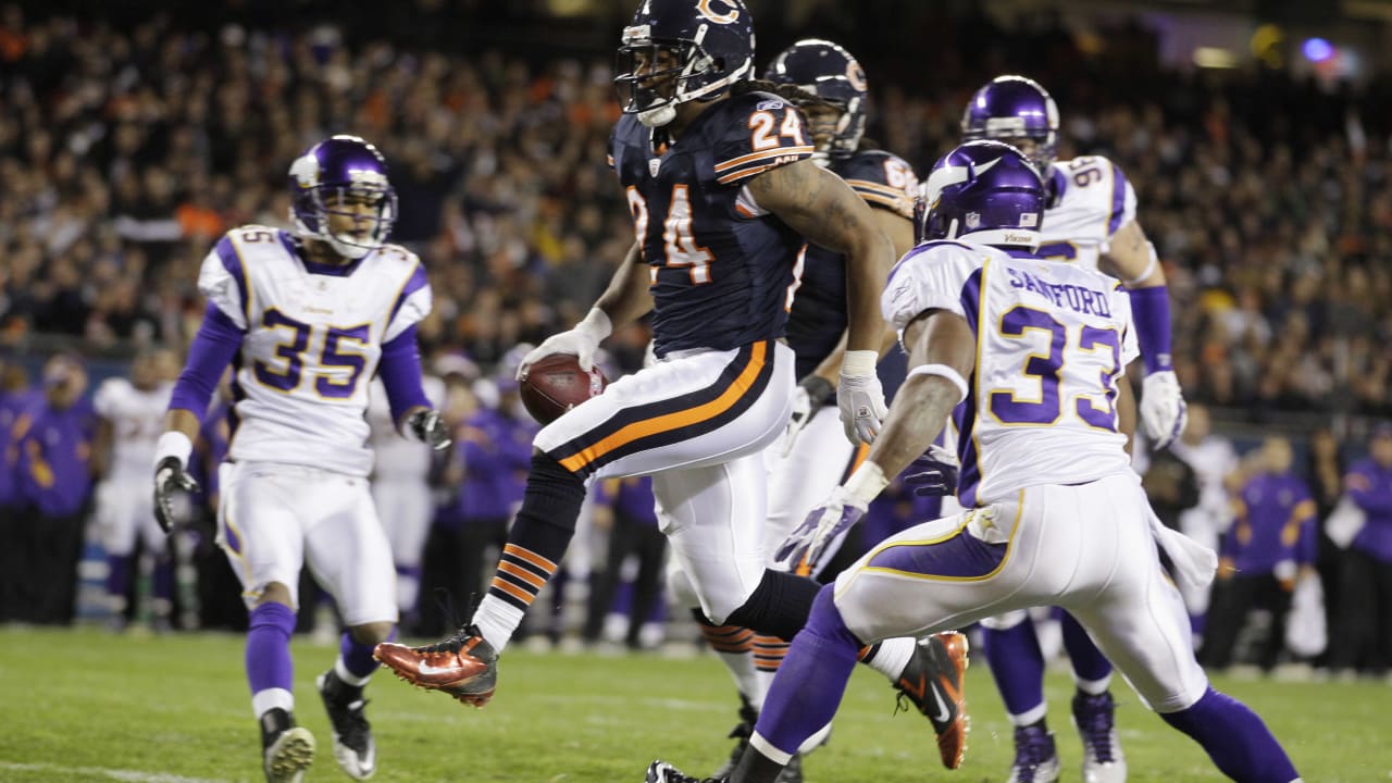 Anthony Adams of the Chicago Bears defends the run against Marion