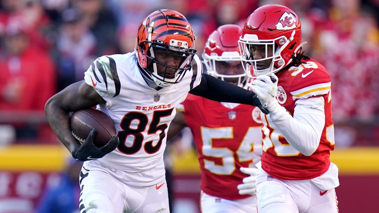 Cincinnati Bengals quarterback Joe Burrow hits wide receiver Tee Higgins in  stride over the middle for first down and then some