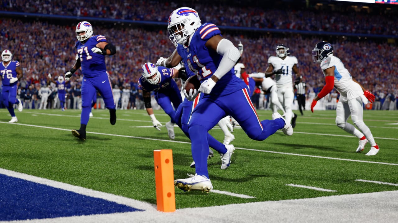 Buffalo Bills fullback Reggie Gilliam sheds Tennessee Titans linebacker  Zach Cunningham's tackle try on an 11-yard TD