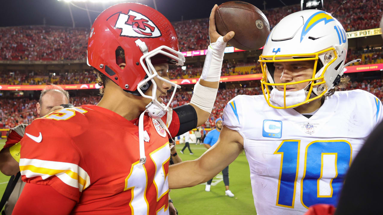 Patrick Mahomes 'livin' right' after several near-interceptions vs. Chargers