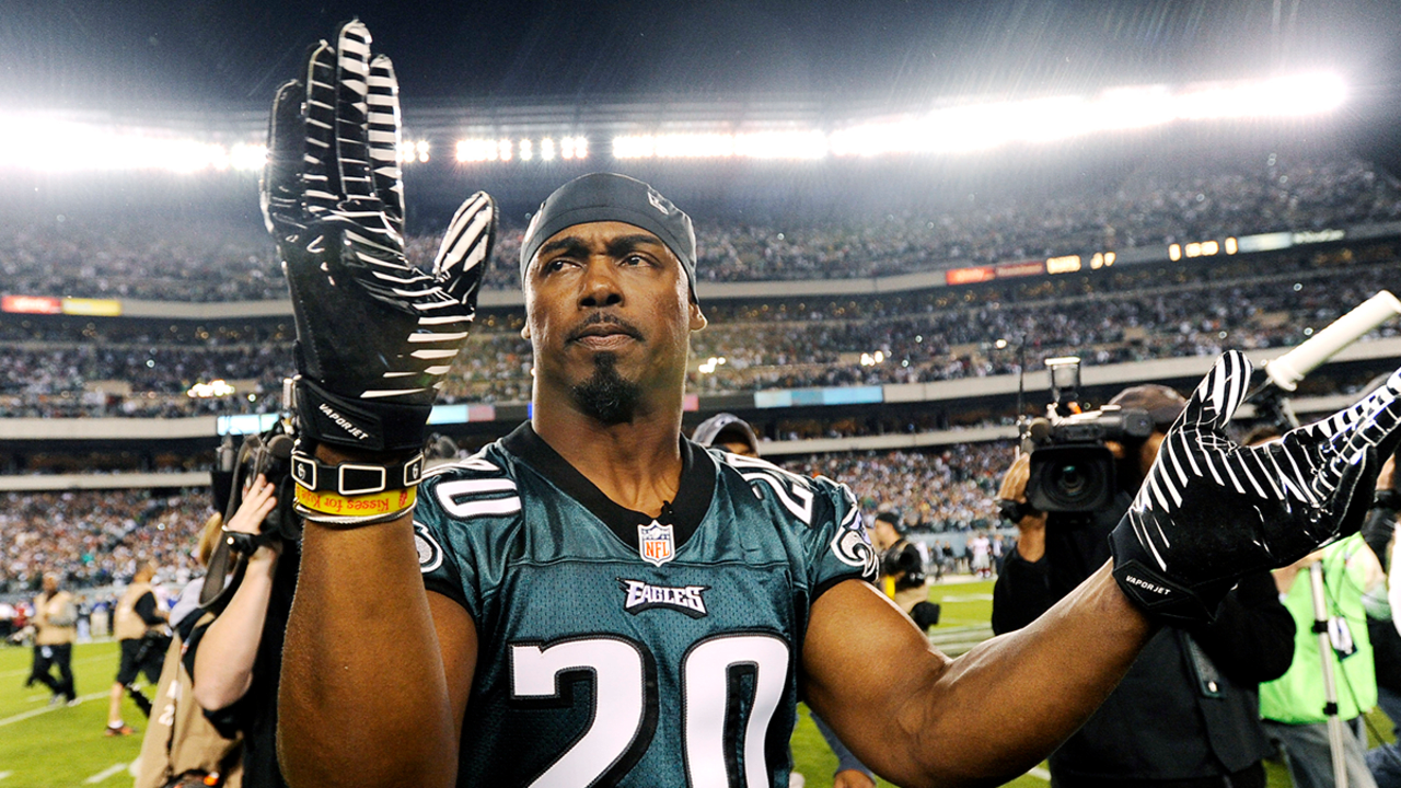 Brian Dawkins does pregame dance for Eagles before getting No. 20 jersey  retired (VIDEO)