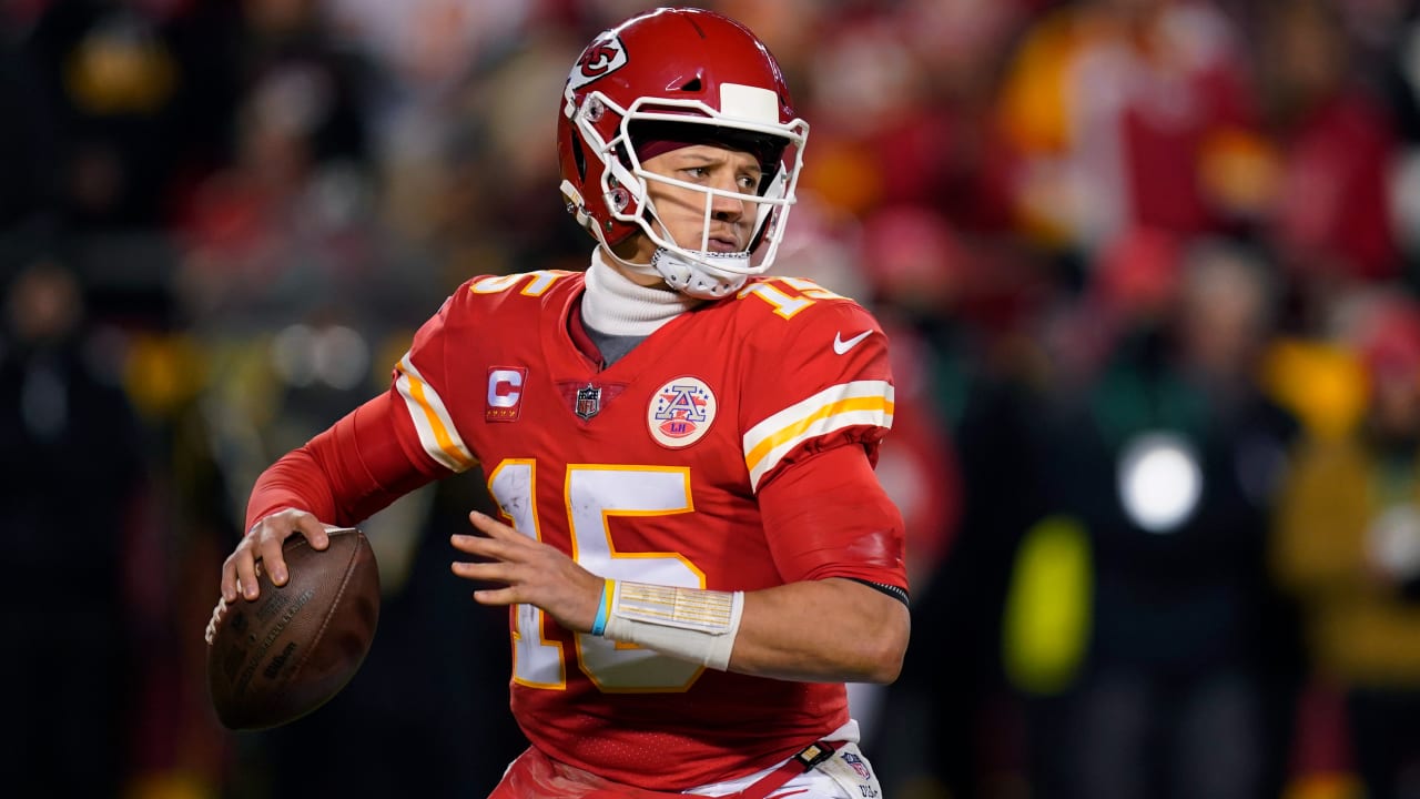 Patrick Mahomes leads Chiefs to wild-card romp over Steelers