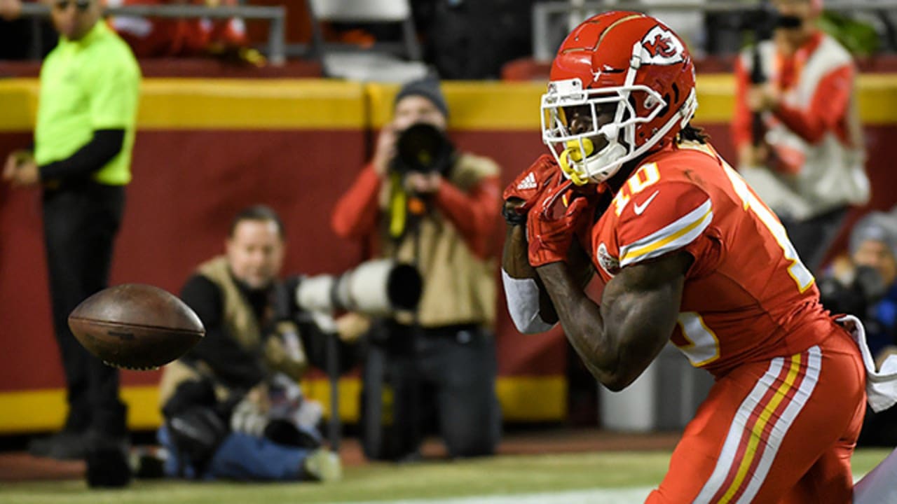 Chiefs fans comfort Tyreek Hill after dropped TD pass