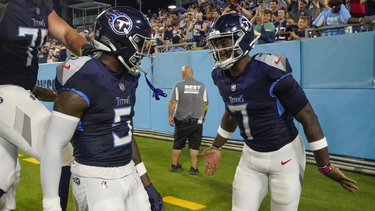 Tennessee Titans quarterback Malik Willis throws against the