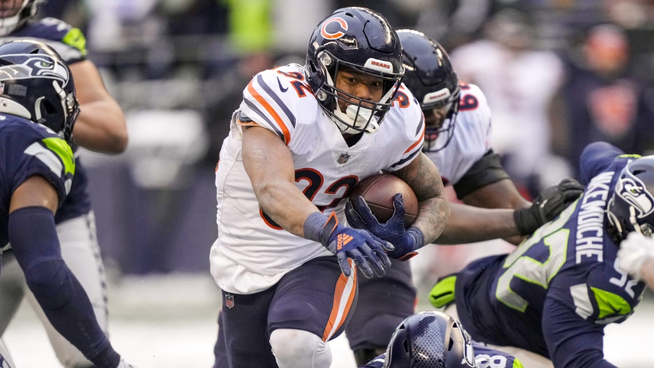 Chicago Bears running back David Montgomery takes a screen pass for a ...