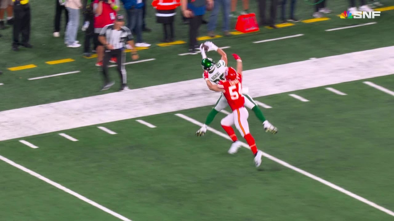 New York Jets linebacker C.J. Mosley snags Jets' second interception of  night vs. Kansas City Chiefs quarterback Patrick Mahomes before halftime