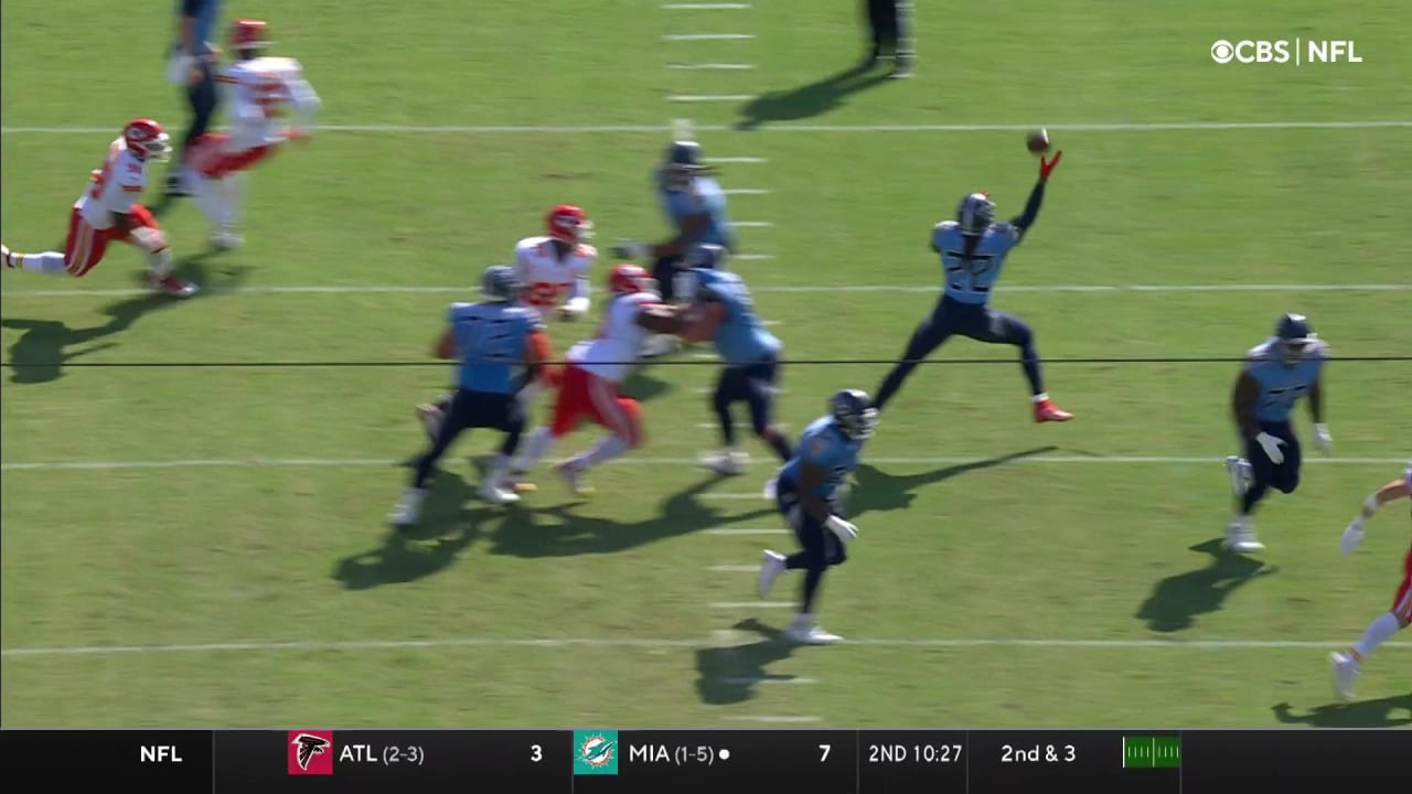 Tennessee Titans running back Derrick Henry nonchalantly catches screen ...