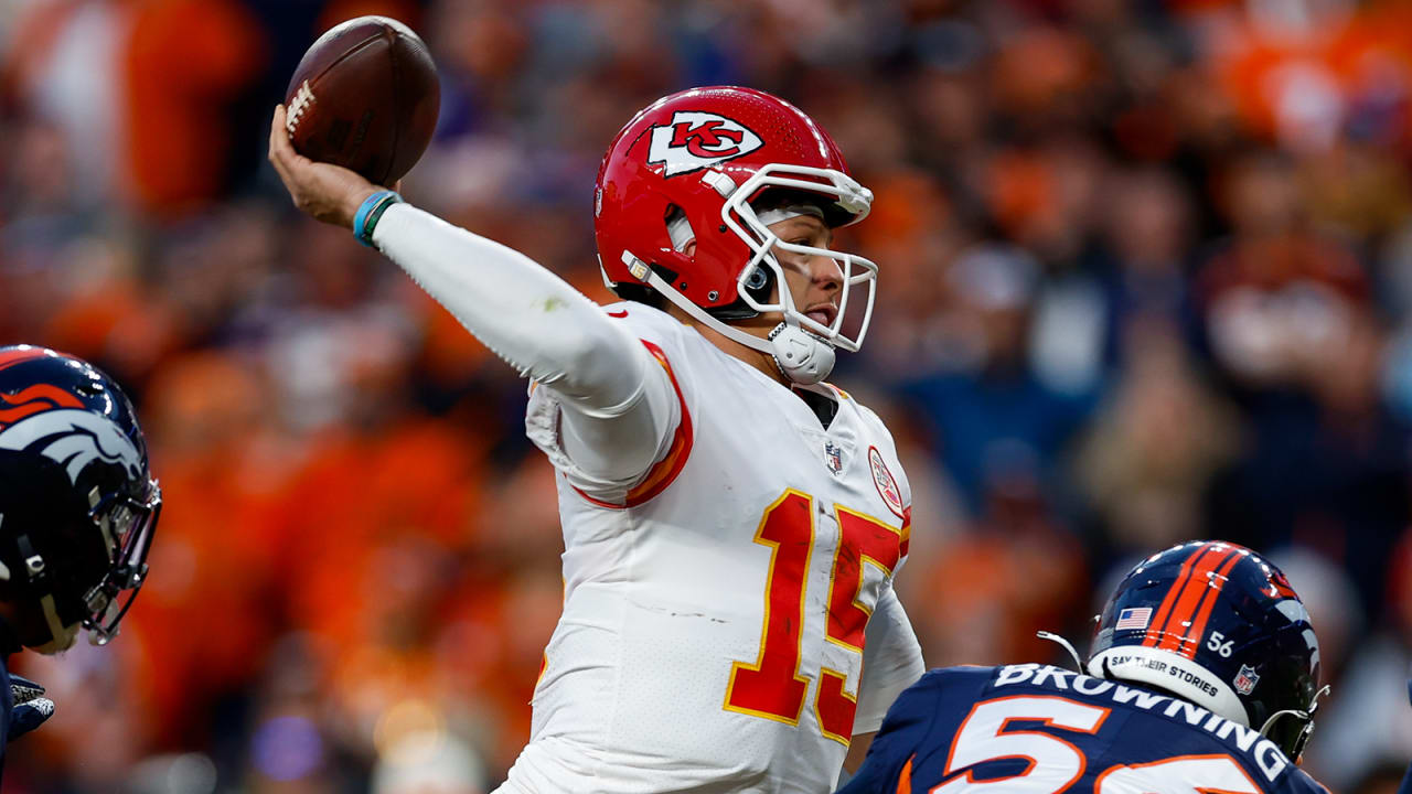 Kansas City Chiefs quarterback Patrick Mahomes slings a 20yard pass to