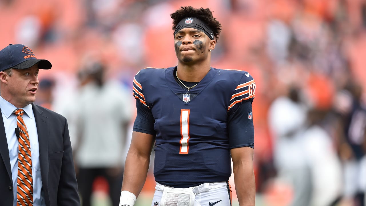 Justin Fields struggles again as Bears ride run game to win